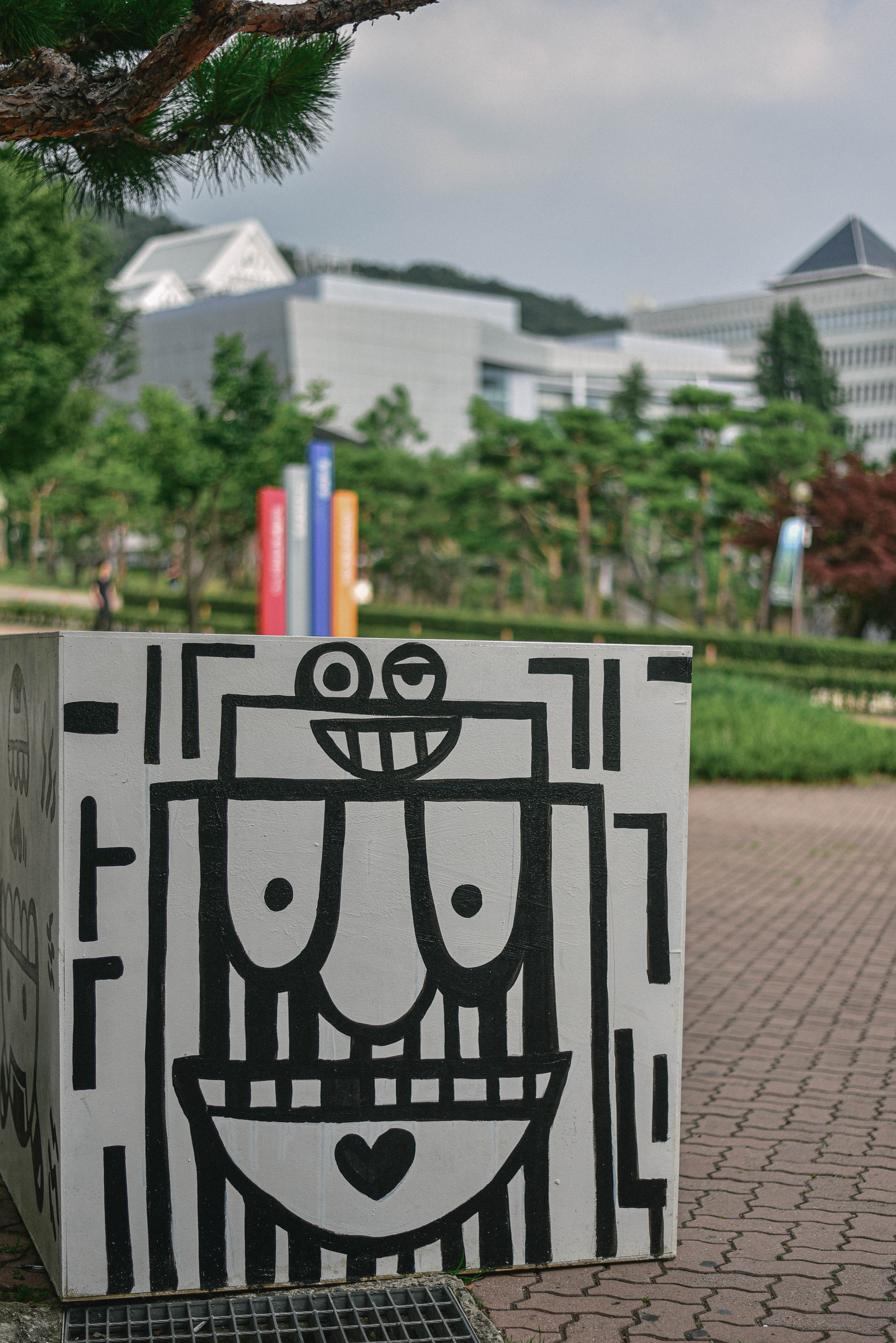 미대앞 조형물 대표이미지