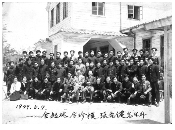 [1949. 5.7.] 완공된 첫 교사앞에서의 기념촬영 THUMBNAIL