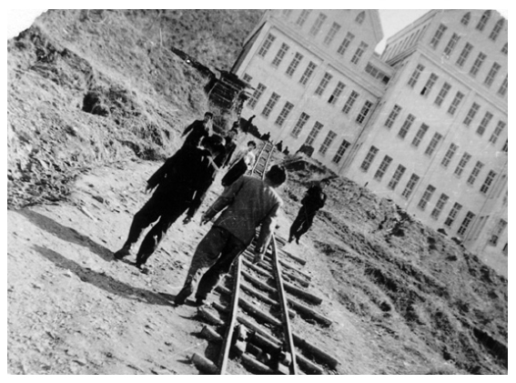 본관공사를 위해 설치된 건축자재 운반용 레일 THUMBNAIL