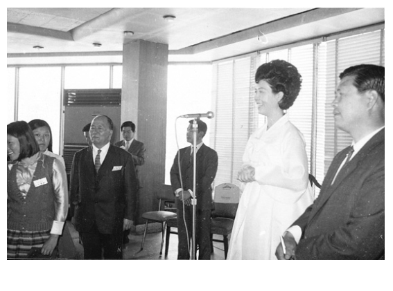 병원 개원식에 참석한 육영수 여사 THUMBNAIL