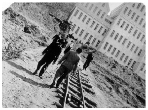 본관공사를 위해 설치된 건축자재 운반용 레일 THUMBNAIL