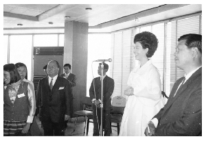병원 개원식에 참석한 육영수 여사 THUMBNAIL