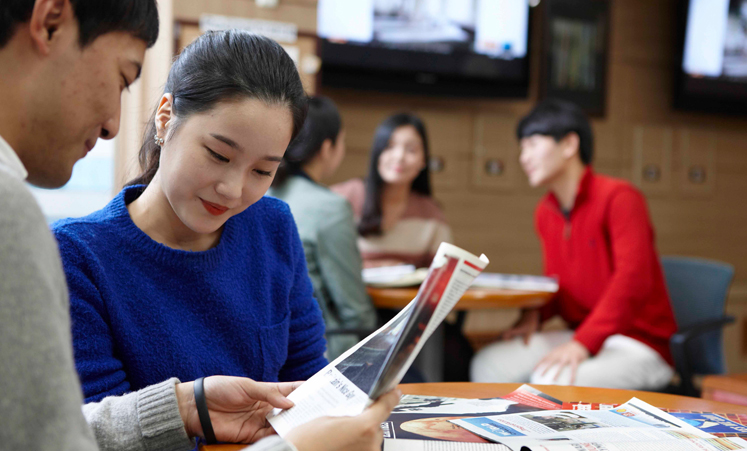 스터디룸 공부하는 학생 사진